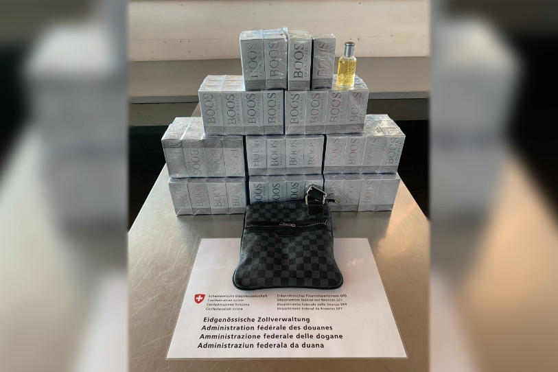 L'Administration fédérale des douanes a saisi des sommes d'argent en espèce et près de 290 flacons de parfums de marque contrefaites. (Photo : AFD).