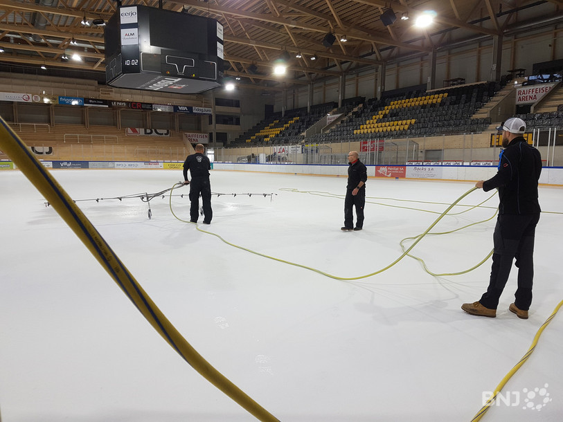 La première « couche de blanc » vient d’être apposée sur la glace principale.