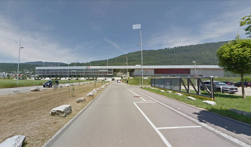 Des gens du voyage s'étaient installés sur un terrain au sud de la patinoire Tissot Arena à Bienne. (Photo : Google maps / 2019).