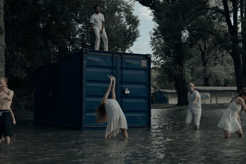 Il ne fallait pas avoir peur de se mouiller les pieds lors du tournage du clip (photo : Johan Höllmüller).
