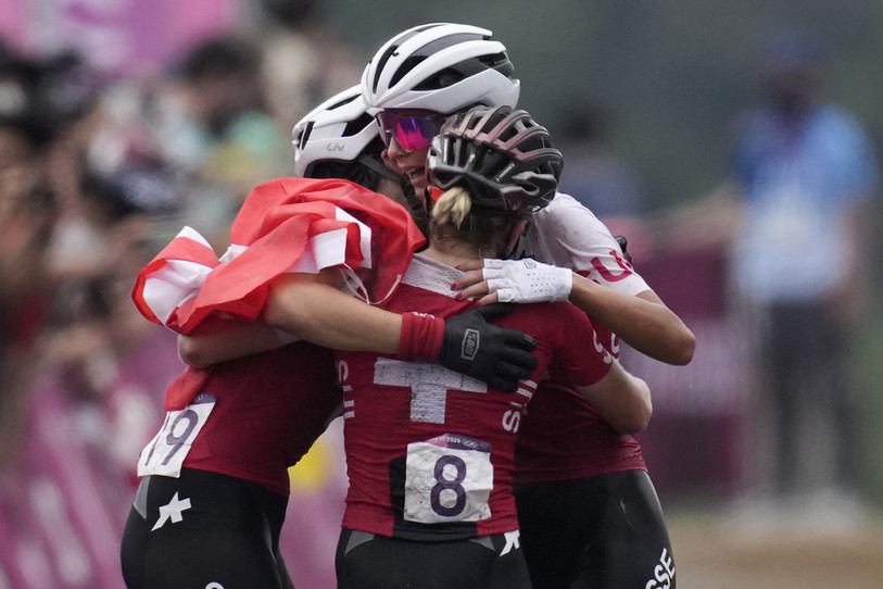 Le VTT suisse a connu un mardi historique qui marquera l'histoire du sport helvétique. Jolanda Neff (de face) s'est parée d'or, devant Sina Frei (de dos avec le dossard n°8) et Linda Indergand (ici à gauche). (Photo: AP Photo/Christophe Ena).