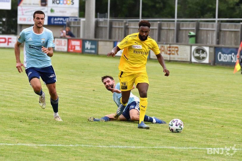 Le FC Bassecourt d'Ambre Nsumbu (en jaune) a fait respecter la hiérarchie face au FC Moutier (photo: Georges Henz).