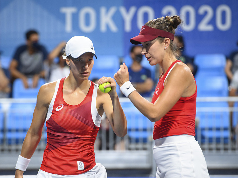 Saisissez les informations pour l'image Bencic (à droite) et Golubic sont en finale du double à Tokyo (Photo : KEYSTONE/LAURENT GILLIERON)