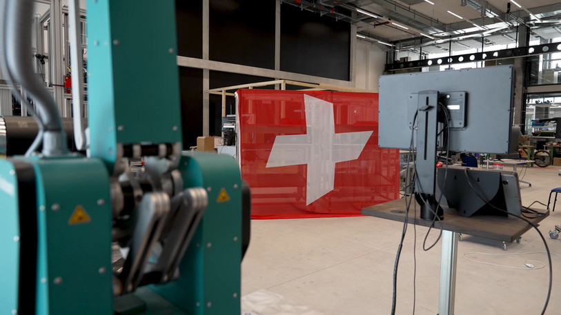 Le drapeau des valeurs de Bienne exposé au Switzerland Innovation Park. (Photo : YouTube / NEXPLORER).