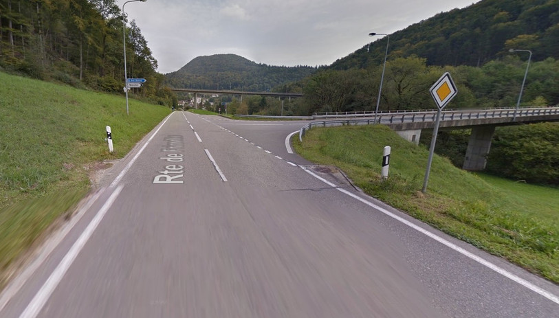 La collision s'est produite au croisement entre la sortie de Frinvilier de l'A16 et la route cantonale (photo: Google map)