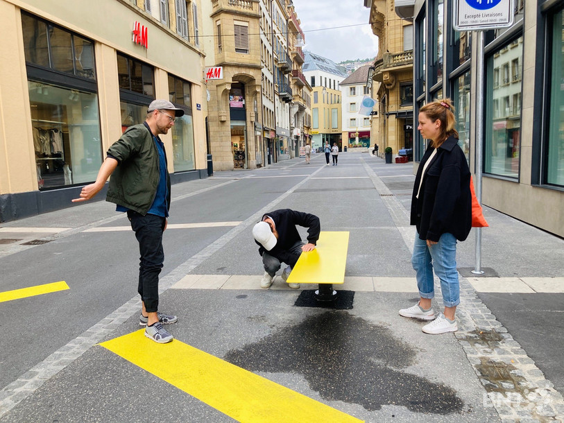 Les designers de l'Atelier I+N ont fait une démonstration de leurs bancs pivotants lundi matin aux abords de la zone piétonne à Neuchâtel.