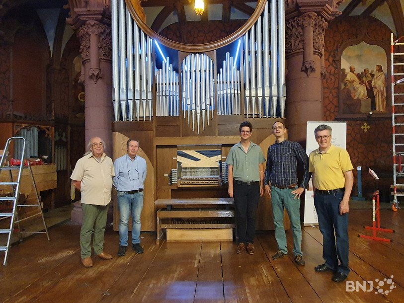 Les principaux acteurs de la création du nouvel orgue, de gauche à droite: Guy Bovet (organiste), Joaquin Lois Cabello (artisan espagnol), Damien Savoy (président de l'association OrBaChoeur), Quentin Gaillard (chef de choeur) et Yves Pillonel (responsable de la recherche de fonds)