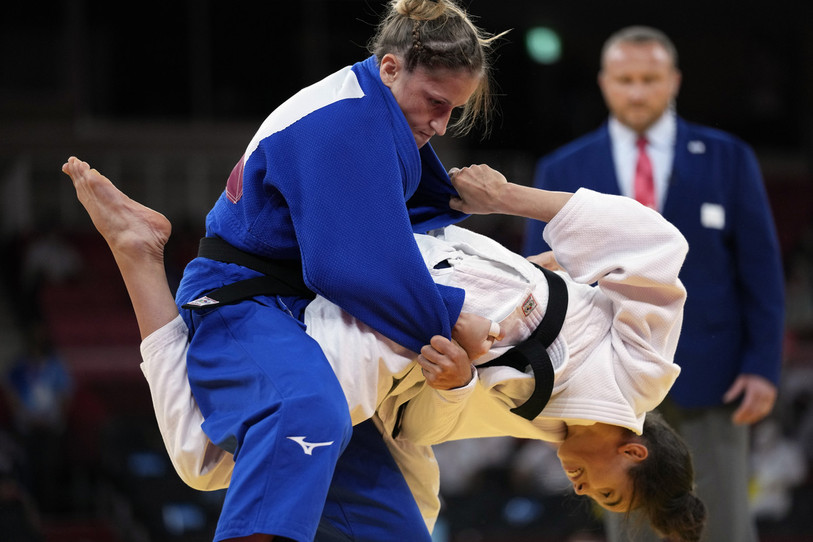 Fabienne Kocher, kimono bleu, a obtenu un résultat historique pour le judo féminin helvétique à Tokyo (photo : AP/Vincent Thian).