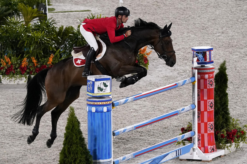 Steve Guerdat et sa monture Veynard de Cerisy, ici lors des JO de Tokyo, ont pris la 10e place dimanche (photo : archives/AP/Carolyn Kaster).