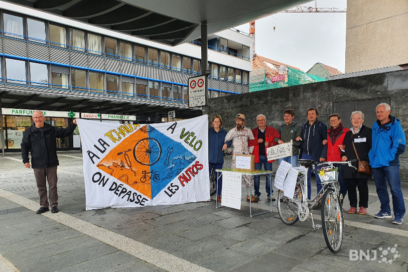 Le comité citoyen chaux-de-fonnier qui a œuvré à récolter les paraphes.