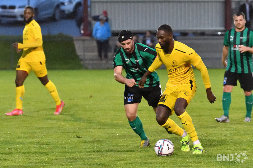 Duel entre Lionel Rossé (à gauche) et Omar Badji Coulibaly (photo : Georges Henz).