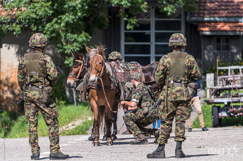 Les soldats sont aux petits soins pour leurs compagnons de cours de répétition. (photo: Jonathan Vallat)