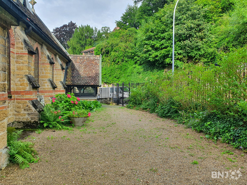 Le jardin de l'Eglise de l'Ermitage où se trouve le Café les weekends.