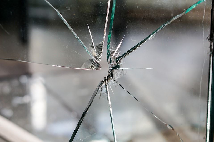 Plusieurs vitres de voitures ont été cassées samedi soir à Delémont. (Photo d'illustration)