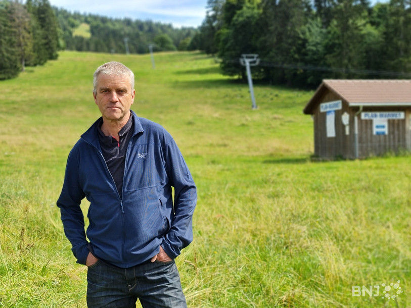 Yvan Meyrat, responsable de ce projet d’extension et administrateur aux Bugnenets-Savagnières depuis près de 30 ans ! Il pose devant le Plan-Marmet, le départ des Pointes sera installé à son sommet.