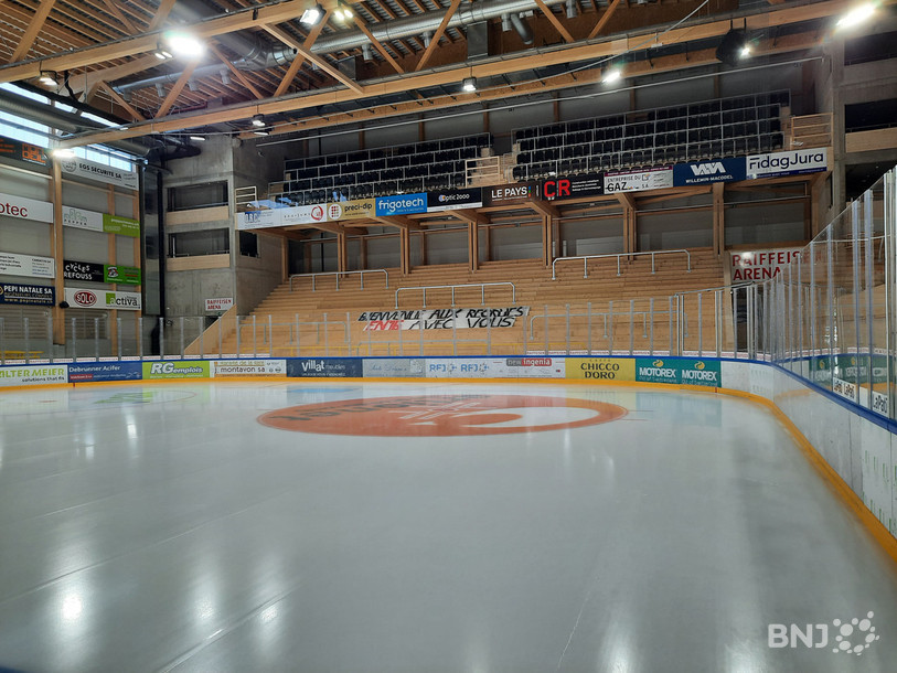 Les Ultras du HC Ajoie ont réservé un accueil aux nouveaux joueurs du vestiaire ajoulot.