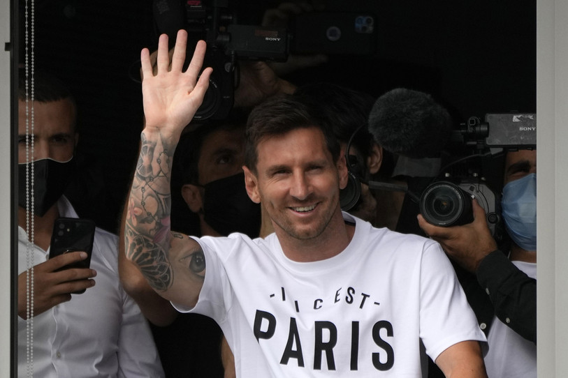Tout sourire, Lionel Messi a salué les supporters parisiens à son arrivée à l'aéroport. (Photo : AP/François Mori).
