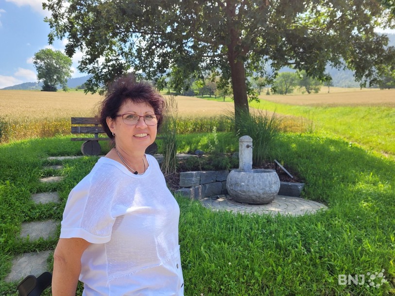 Sylvie Leuenberger, au pied de l'arbre planté à la sortie du village.