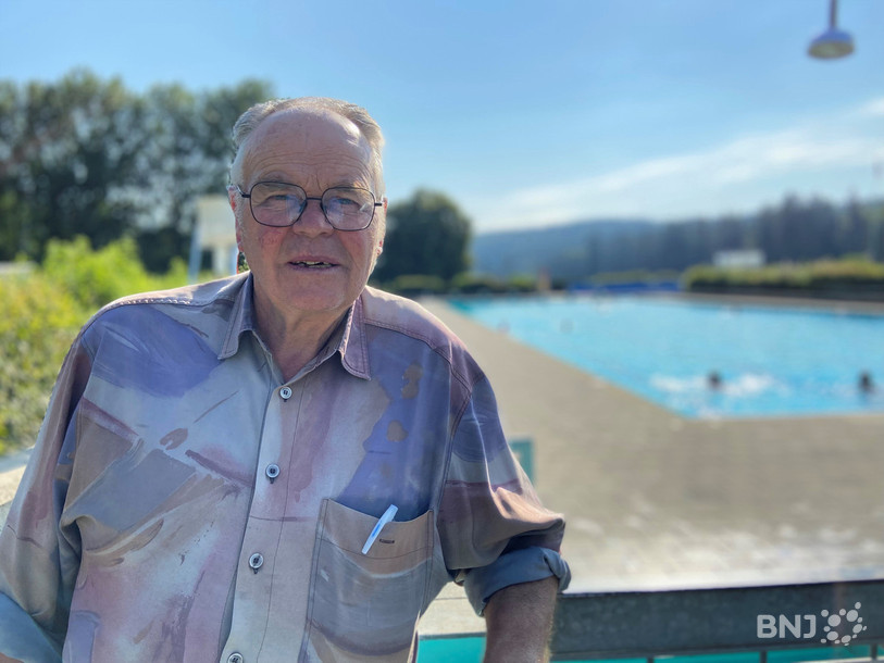 Pierre Sommer, le conseiller communal en charge des sports, prend la pose devant le grand bassin.