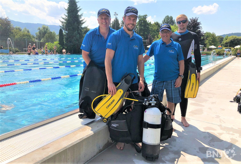 Le club « La Bulle » s’apprête ici à offrir un baptême de plongée aux enfants du Passeport Vacances à Delémont. De gauche à droite : Claude Steulet (président), Hugon Wenger (membre du comité), Yves Maître (instructeur) et Jordan Steulet (moniteur).
