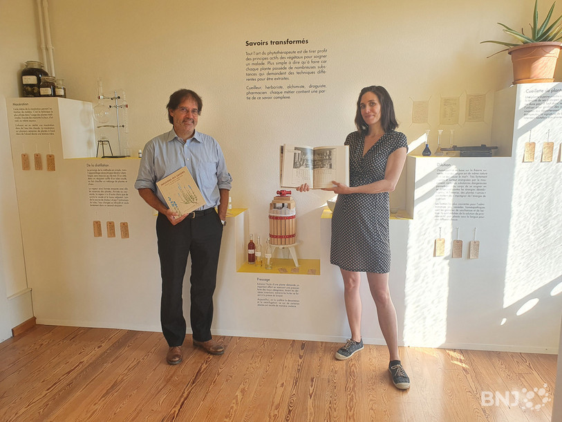 Blaise Mulhauser, directeur du Jardin botanique de Neuchâtel, et Elodie Gaille, ethnobotaniste au Jardin botanique, sont à l'origine du livre « Infusion des Savoirs ».