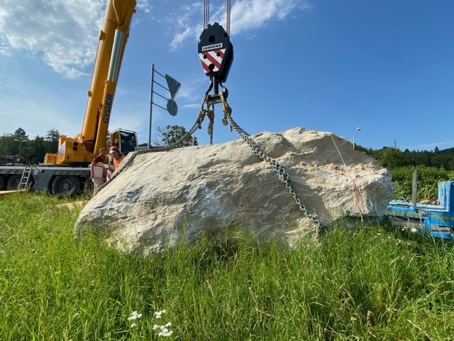 Le bloc de quinze tonnes sera prochainement installé au giratoire des Trois-Chênes aux Cadolles à Neuchâtel. (Photo : SP)