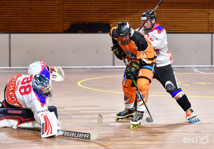 Le SHC Rossemaison d'Arnaud Neukomm (en orange) s'est offert un 5e acte décisif. (Photo: archives Georges Henz)
