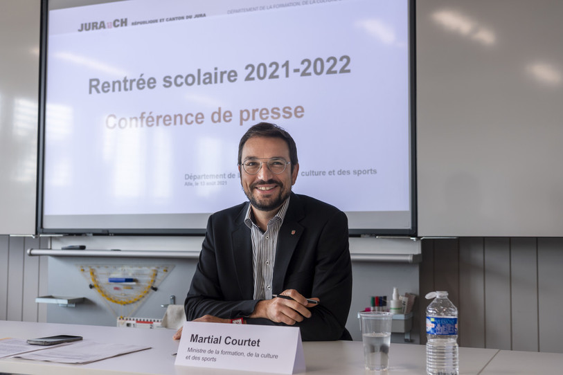 Le ministre jurassien de la formation Martial Courtet a présenté vendredi à Alle les grandes lignes de la prochaine rentrée scolaire. (Photo : KEYSTONE / Jean-Christophe Bott).