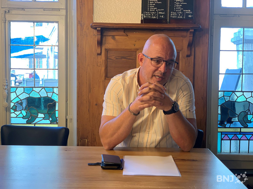Le propriétaire du bâtiment qui aurait pu accueillir l'école ménagère, Laurent Schaffter a expliqué sa décision aux médias vendredi au café de l'Ours.