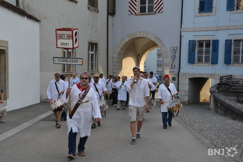 Les baitchaiteurs de Saignelégier ont fait la route pour chasser les mauvais esprits de Delémont, et faire découvrir leur tradition aux gens de la Vallée.