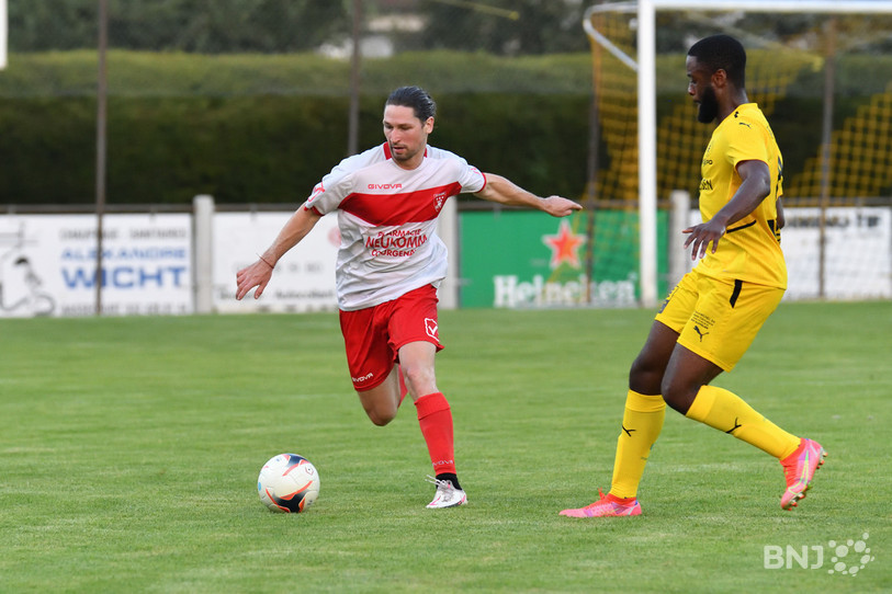 Johan Garcia du FC Ajoie-Monterri a pris le meilleur sur Astor Kilezi du FC Bassecourt (photo: Georges Henz).