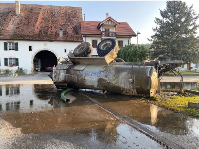 Un tracteur a perdu son chargement de lisier samedi à Miécourt. Les pompiers sont intervenus, bloquant la route pendant 2h (photo : Police cantonale jurassienne).