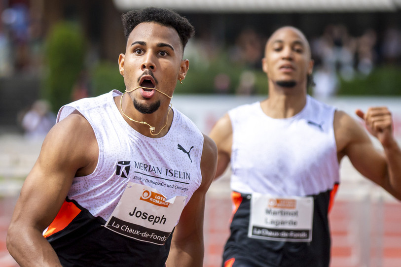 Jason Joseph (à gauche) en action a côté de Pascal Martinot-Lagarde (à droite) lors du 110 mètres haies au meeting d'athlétisme Résisprint à La Chaux-de-Fonds. (KEYSTONE/Jean-Christophe Bott)