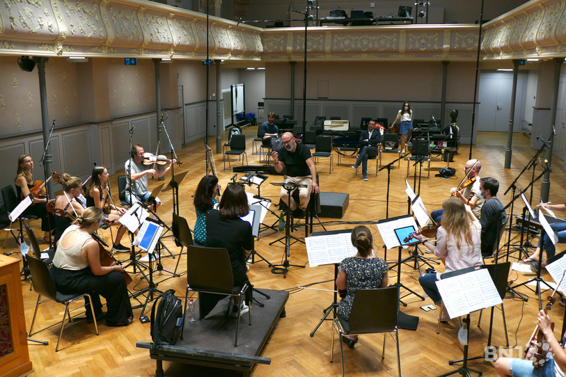 La salle de l'Inter s'est muée en studio d'enregistrement pour la troupe de Musique des Lumières.
