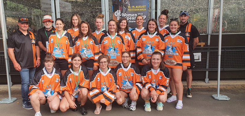 Les filles du SHC Rossemaison prennent la pose en Allemagne après leur 5e place en Coupe d'Europe (photo : SHC Rossemaison).
