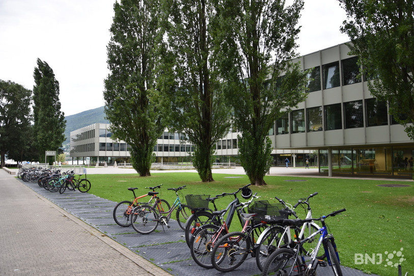 Au Gymnase français de Bienne, les cours ont repris lundi matin dans des conditions bien particulières.