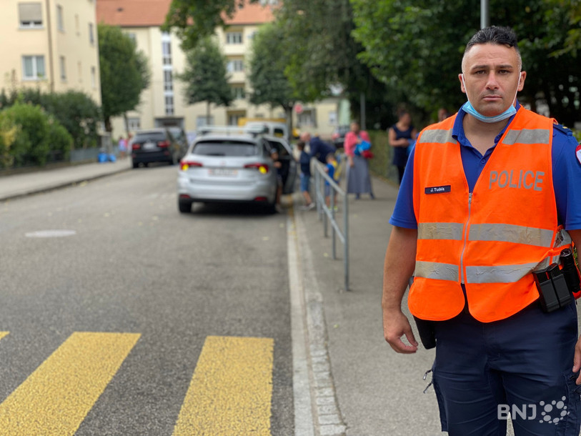 Un regard sévère qui cache une sincère bienveillance. Jérôme Tudela a observé le comportement des enfants lundi matin vers une école de Bienne.