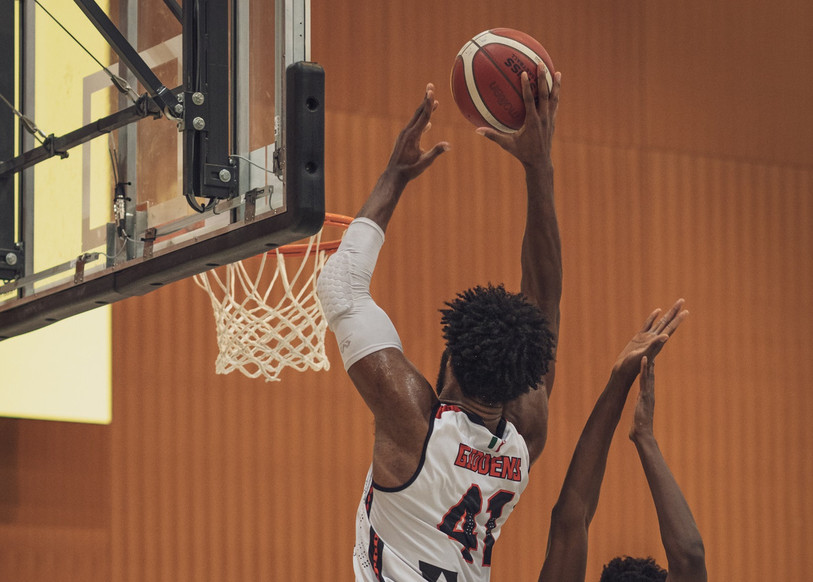 Daniel Giddens a été très précieux sous les paniers. (photo Albin Tissier)