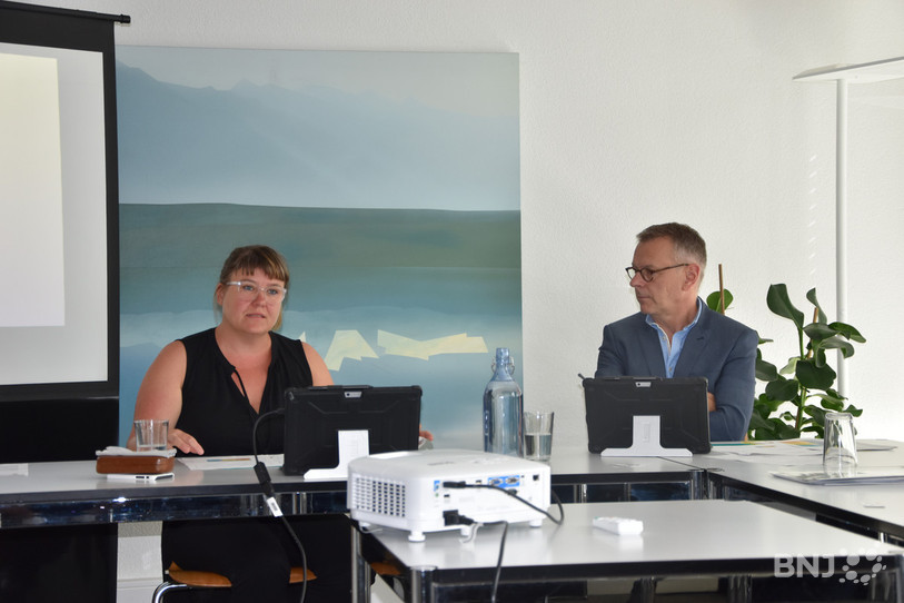 Tamara Iskra, déléguée à l'intégration de la ville de Bienne et Beat Feurer, conseiller municipal, ont présenté mardi le nouveau catalogue de mesures.