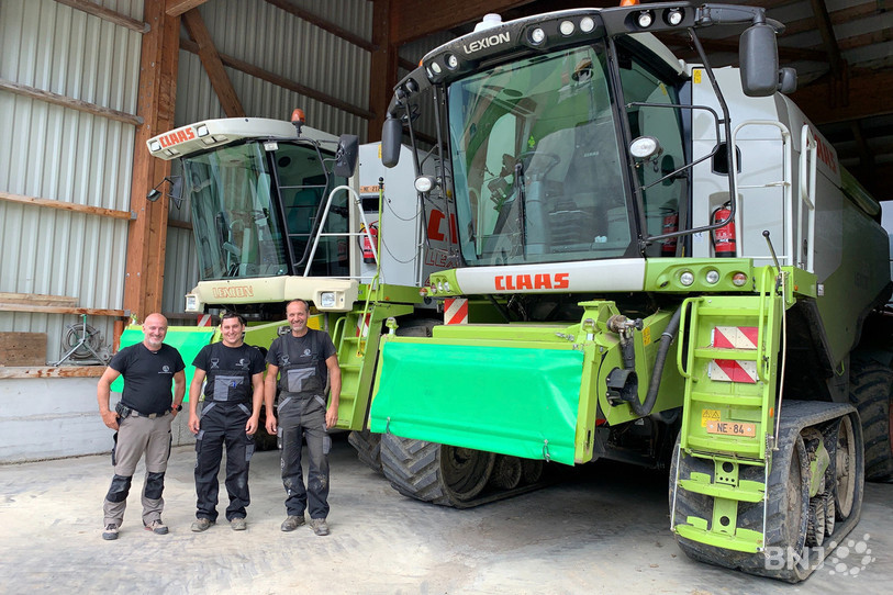 Christian Maffli et ses collaborateurs offrent un service de battage aux agriculteurs de la région.