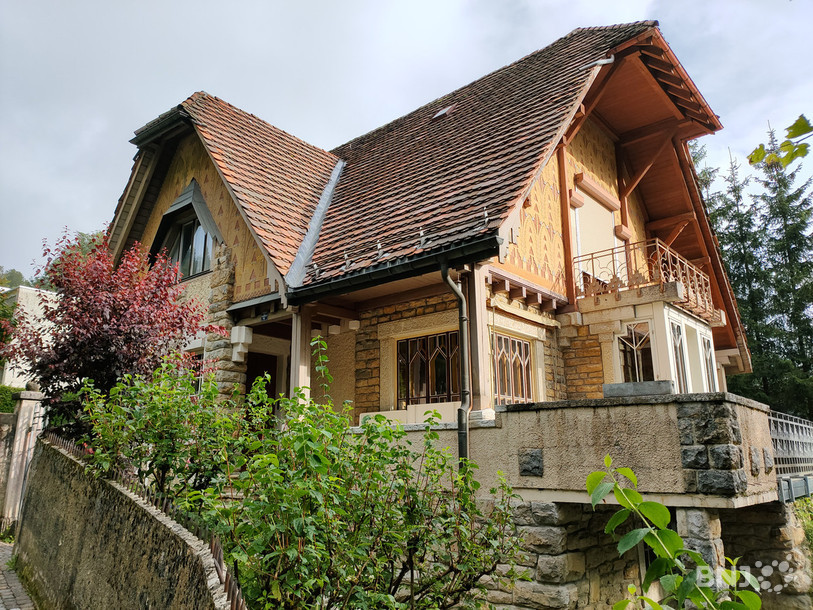 Les façades et autres éléments de la Villa Fallet sont décorés sur le modèle de la nature des Montagnes neuchâteloises. Un exemple précieux de déclinaison du style sapin que certains aimeraient rendre accessible au public.