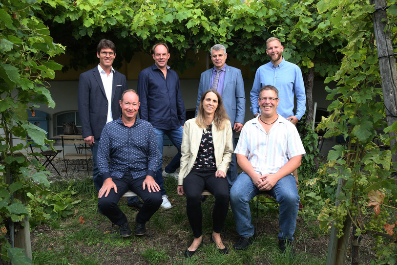 Debout de gauche à droite, Johannes Louis, Adrian Klötzli, Christoph Ammann, Nick Bösiger. Assis de gauche à droite, Stephan Martin, Sandra et Remo Giauque-Kunz. (Photo : Marco Zanoni / Lunax)