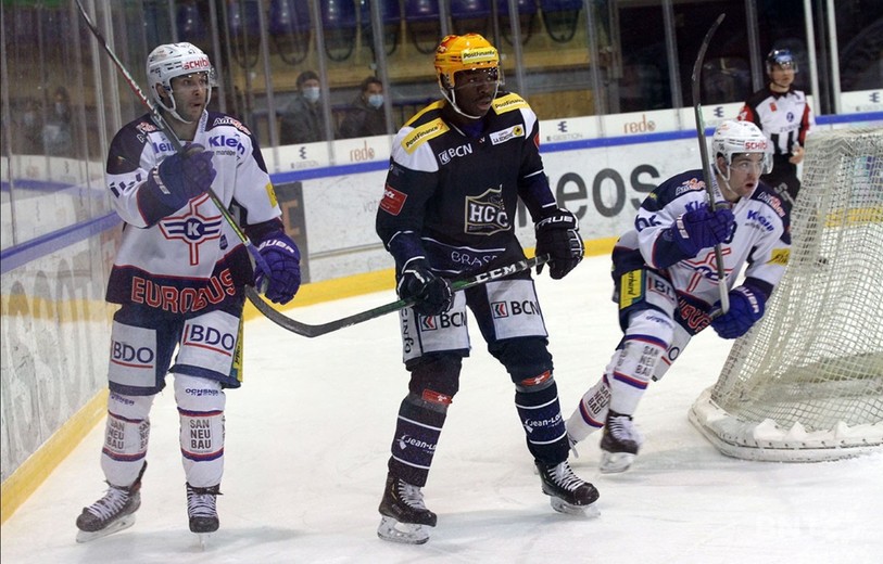 Coup d'arrêt pour Lucas Matewa, au centre sur l'image. (Photo : archives : Enrico Quaranta)