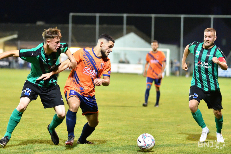 Mattéo Chételat (à gauche) et Tom Villemin du FC Courtételle tente de récupérer le ballon dans les pieds d'Andréa Moser du FC Ajoie-Monterri (photo : Georges Henz).