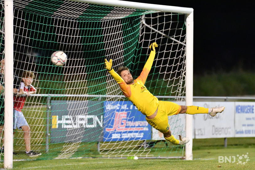 Le coup franc d'Hugo Borne trompe le gardien du FC Courtételle Louis Schwab et permet au FC Ajoie-Monterri d'égaliser (photo : Georges Henz).