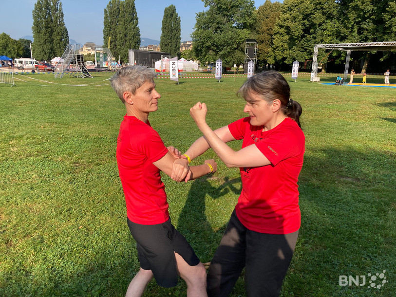 Caroline Sierro (à droite), à l'origine du club de Jeet Kune Do, et son assistante, Valérie Genet, ont fait des démonstrations de cette discipline samedi.