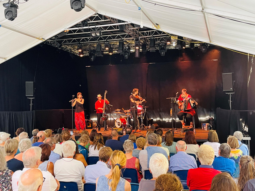 Le groupe Ivostelka s'est produit samedi soir sous la tente installée dans la cour du Château de Neuchâtel. (Photo: FNAAC)