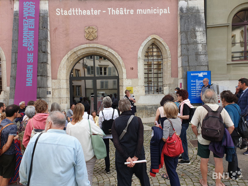 Le groupe a fait notamment halte au théâtre municipal, où une artiste a interprété un passage tiré du roman « Le héros ».