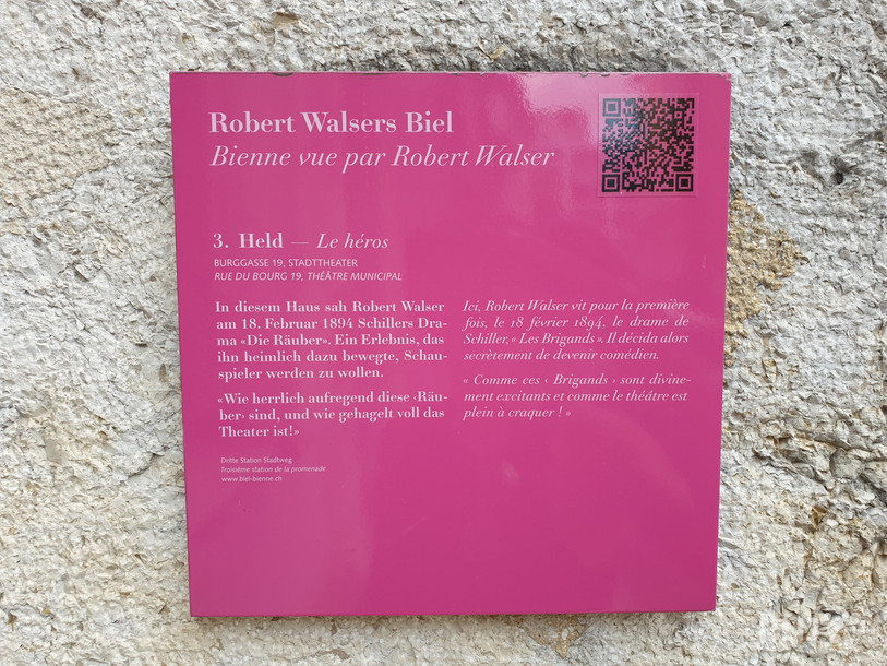 En déambulant dans les rues de Bienne, il est possible d’apercevoir plusieurs plaques de ce type, munies d’un code QR, qui – une fois scanné – redirige vers les textes de l’écrivain.