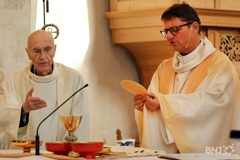 L'abbé Jean-Pierre Schaller (à gauche) à l'église Saint-Pierre de Porrentruy en compagnie de l'évêque de Bâle Félix Gmür. (Photo : Jura pastoral).